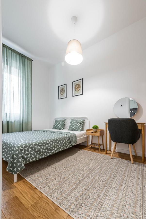 Lägenhet Vertigo One Bedroom - Free Private Parking-fast Wi-fi Novi Sad