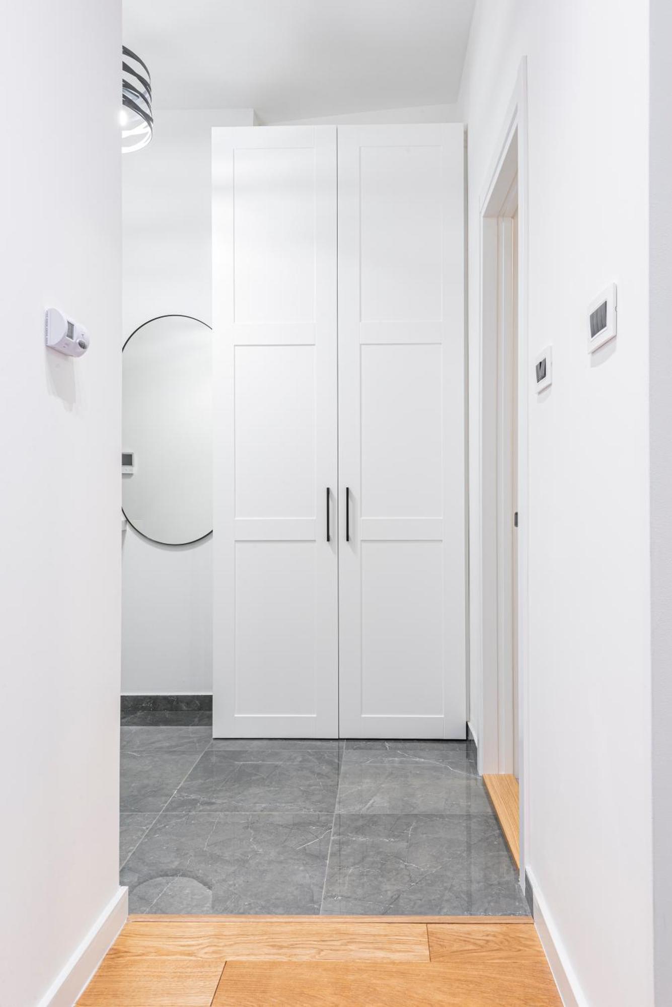 Vertigo One Bedroom - Free Private Parking-fast Wi-fi Lägenhet Novi Sad